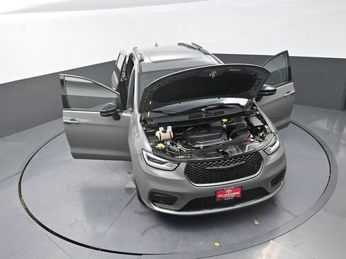 Used 2025 Chrysler Pacifica Limited image 37