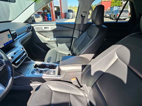 Used 2022 Ford Explorer XLT w/ Equipment Group 202A image 9