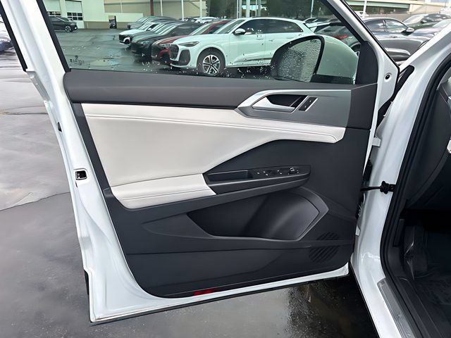 Used 2025 Volkswagen Taos SE w/ Panoramic Sunroof Package AWD/4WD image 22