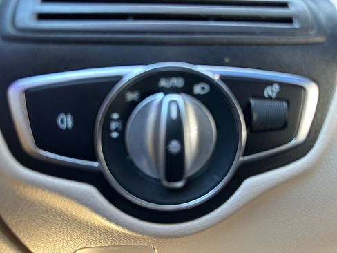 Used 2021 Mercedes-Benz GLC 300 4MATIC w/ Premium Package image 18