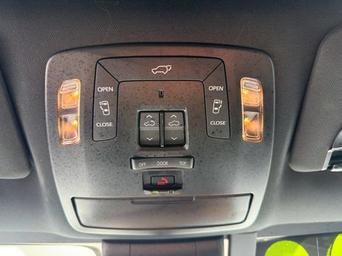 Used 2025 Toyota Sienna Platinum FWD image 26