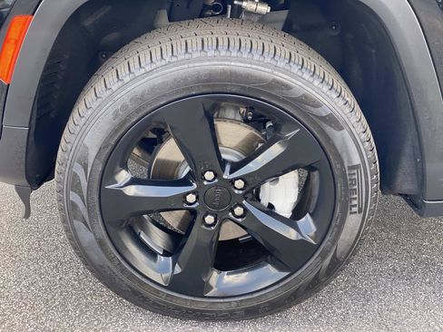 Used 2025 Jeep Grand Cherokee Limited w/ Luxury Tech Group II RWD image 13