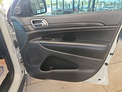 Used 2019 Jeep Grand Cherokee Laredo image 16