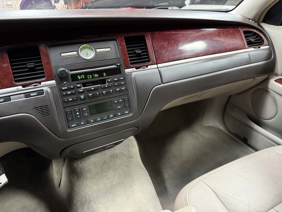 Used 2003 Lincoln Town Car Executive RWD image 18
