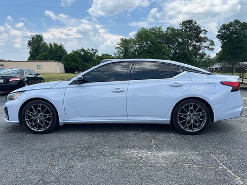 Used 2023 Nissan Altima 2.0 SR FWD image 9