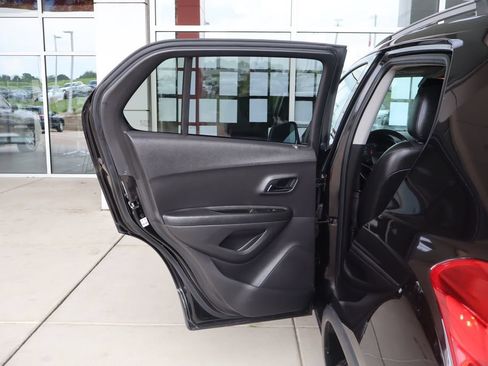Used 2021 Chevrolet Trax LT w/ Midnight Edition FWD image 30