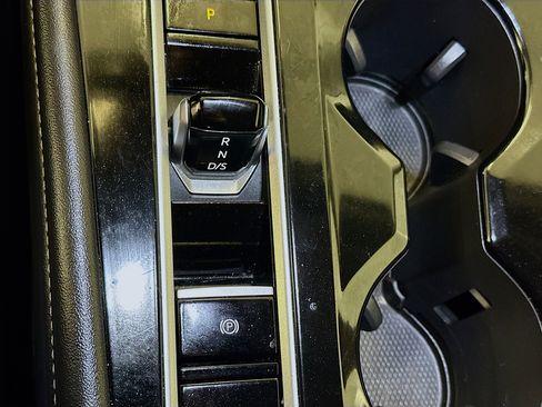 Used 2025 Volkswagen Atlas SE image 25