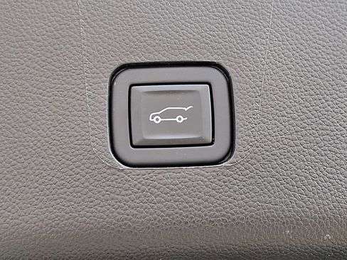 Used 2023 Chevrolet Traverse RS image 39