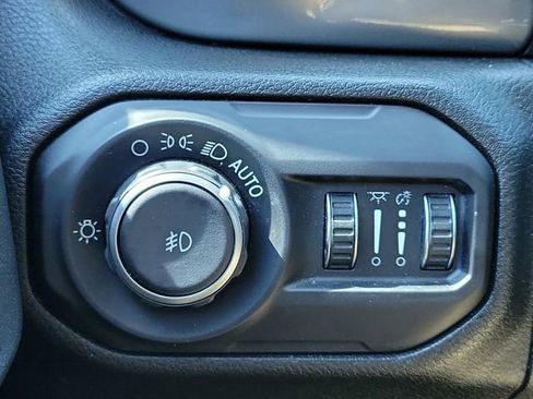 Used 2018 Jeep Wrangler Unlimited Sahara w/ LED Lighting Group AWD/4WD image 28