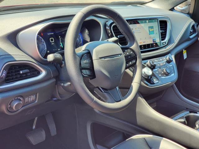 New 2027 Chrysler Pacifica Limited FWD image 8