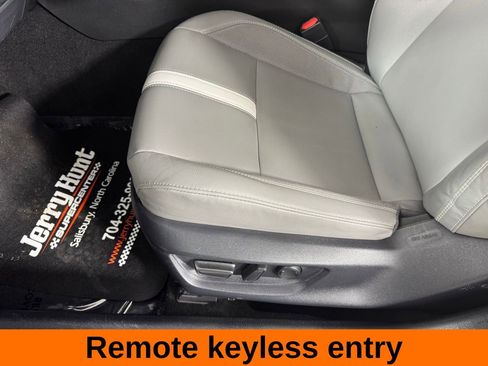 Used 2025 Toyota Camry SE w/ Convenience Package image 13