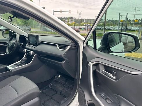 Used 2022 Toyota RAV4 XLE AWD/4WD image 17