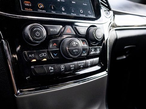 Used 2020 Jeep Grand Cherokee Limited w/ Luxury Group II image 12