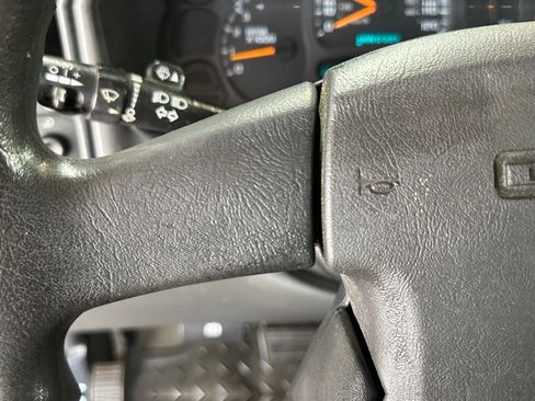 Used 2004 GMC Sierra 2500 2WD Crew Cab HD image 28