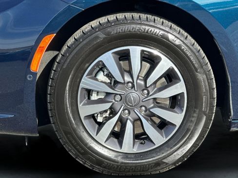 Used 2023 Chrysler Pacifica Limited image 27