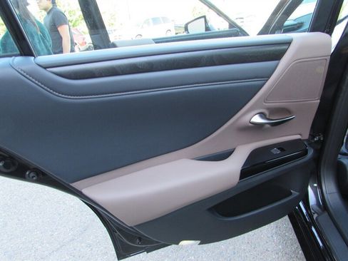 Used 2025 Lexus ES 300h w/ Premium Package FWD image 23