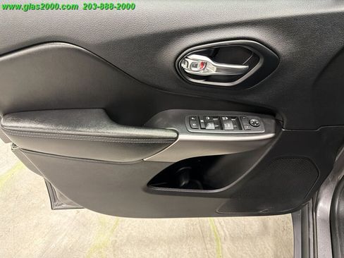 Used 2021 Jeep Cherokee Latitude Plus AWD/4WD image 25