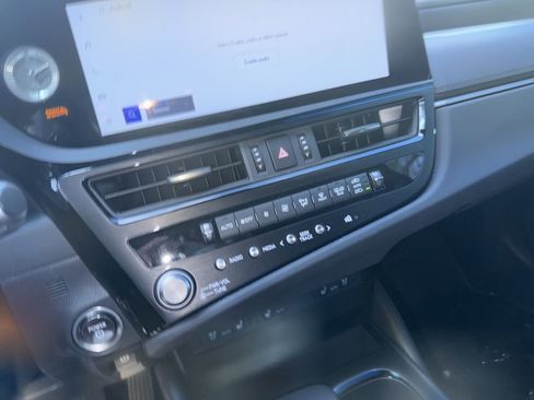 Certified 2025 Lexus ES 300h w/ Premium Package image 23