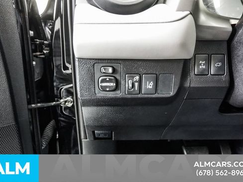 Used 2018 Toyota RAV4 XLE AWD/4WD image 32