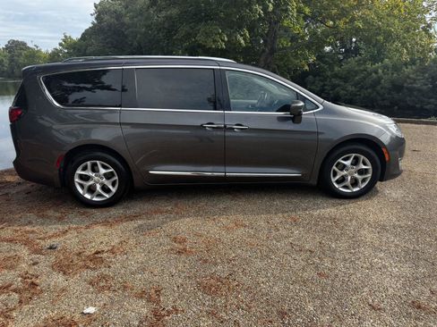 Used 2017 Chrysler Pacifica Touring-L Plus w/ Advanced Safetytec Group FWD image 3