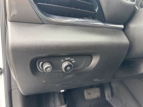 Used 2023 Chevrolet Traverse LT image 17