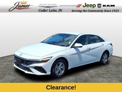 Used 2025 Hyundai Elantra SE image 1