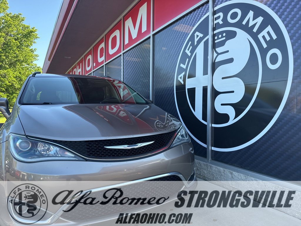 Used 2017 Chrysler Pacifica Touring-L FWD image 1