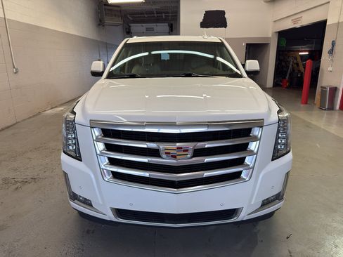 Used 2017 Cadillac Escalade ESV Premium Luxury AWD/4WD image 2