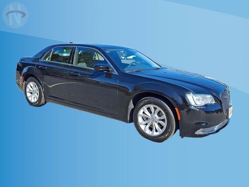 Used 2023 Chrysler 300 Touring RWD image 2