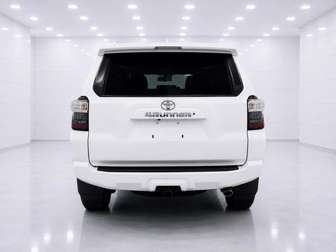 Used 2017 Toyota 4Runner SR5 AWD/4WD image 4