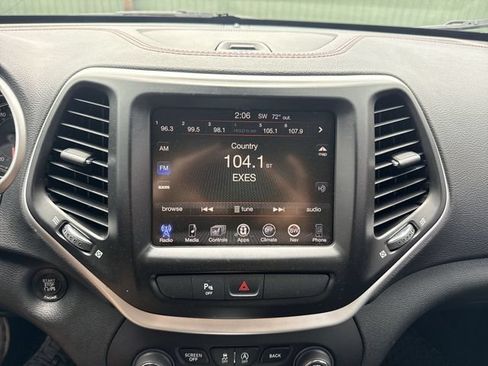 Used 2016 Jeep Cherokee Trailhawk w/ Comfort/Convenience Group AWD/4WD image 16