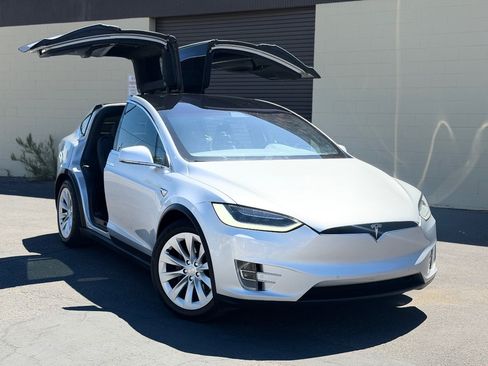Used 2017 Tesla Model X 90D AWD/4WD image 3