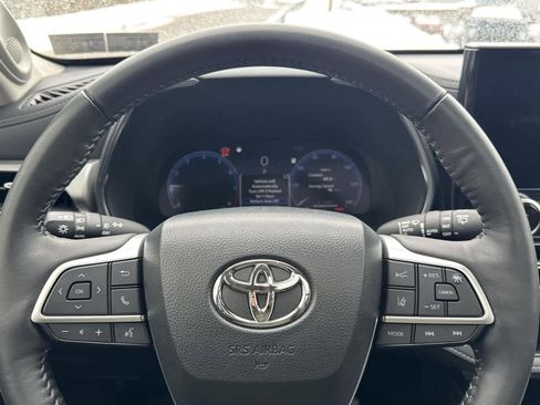 Used 2024 Toyota Highlander Platinum image 18