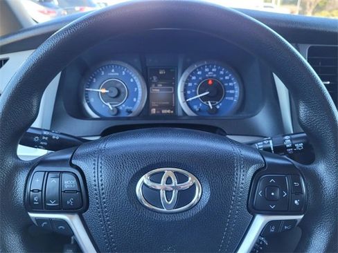Used 2020 Toyota Sienna LE w/ LE Preferred Package image 29