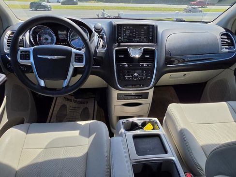 Used 2013 Chrysler Town & Country Touring-L w/ Driver Convenience Group FWD image 9