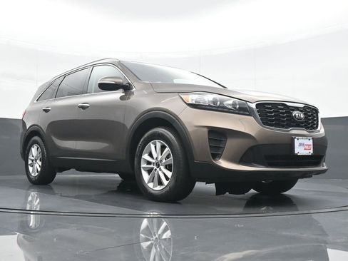 Used 2019 Kia Sorento LX w/ LX Convenience Package image 24