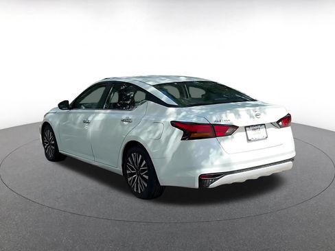 Used 2025 Nissan Altima 2.5 SV FWD image 11