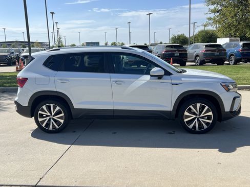 Certified 2023 Volkswagen Taos SE w/ Panoramic Sunroof Package image 11