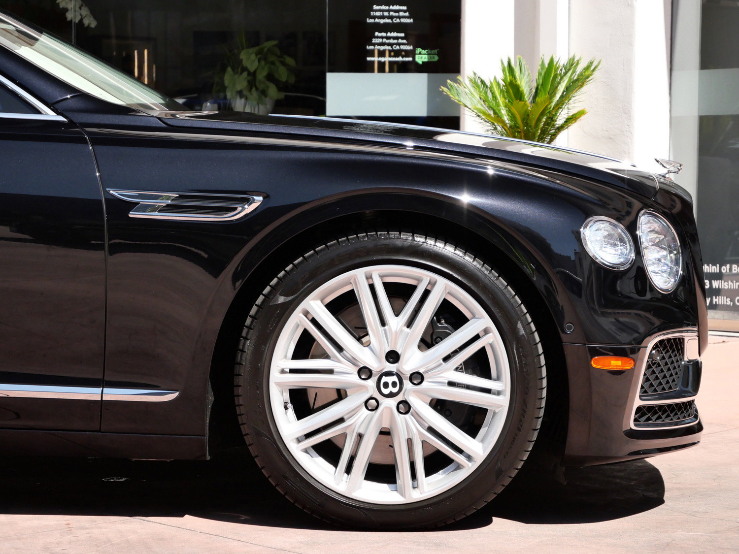 Used 2023 Bentley Flying Spur Plug-In Hybrid AWD/4WD image 6