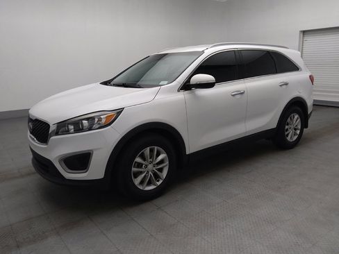 Used 2018 Kia Sorento FWD image 2