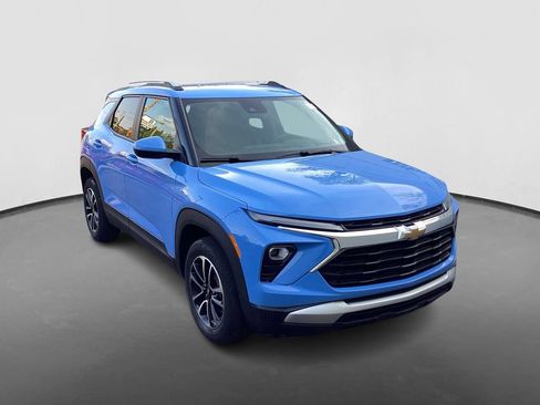 Used 2024 Chevrolet TrailBlazer LT w/ LT Cold Weather Package image 3