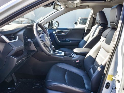 Used 2019 Toyota RAV4 Limited image 18