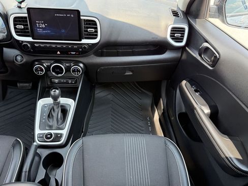 Used 2024 Hyundai Venue Limited FWD image 15
