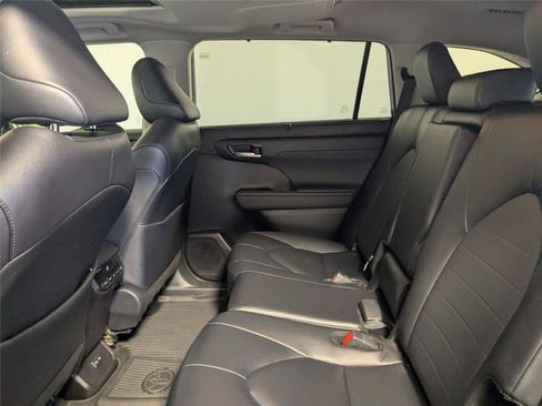 Certified 2025 Toyota Highlander XLE FWD image 35