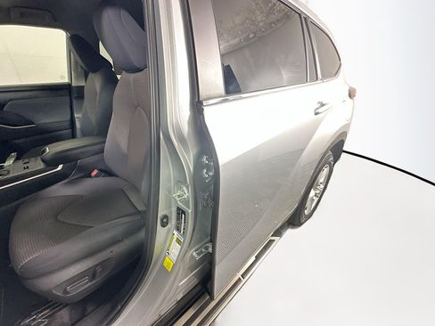 Used 2023 Toyota Highlander L FWD image 12