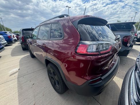 Used 2019 Jeep Cherokee Latitude Plus AWD/4WD image 3