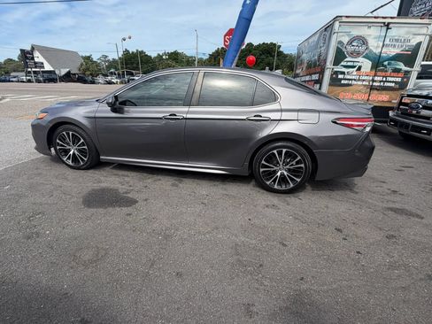Used 2019 Toyota Camry SE FWD image 2