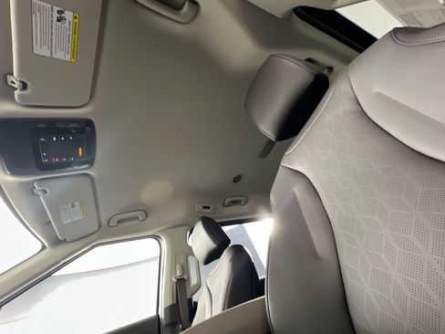 New 2026 Kia Carnival FWD image 21