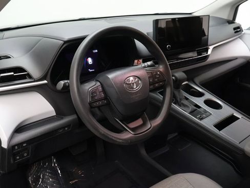 Certified 2025 Toyota Sienna LE image 15