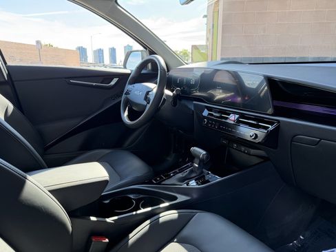 Used 2025 Kia Niro EX image 37